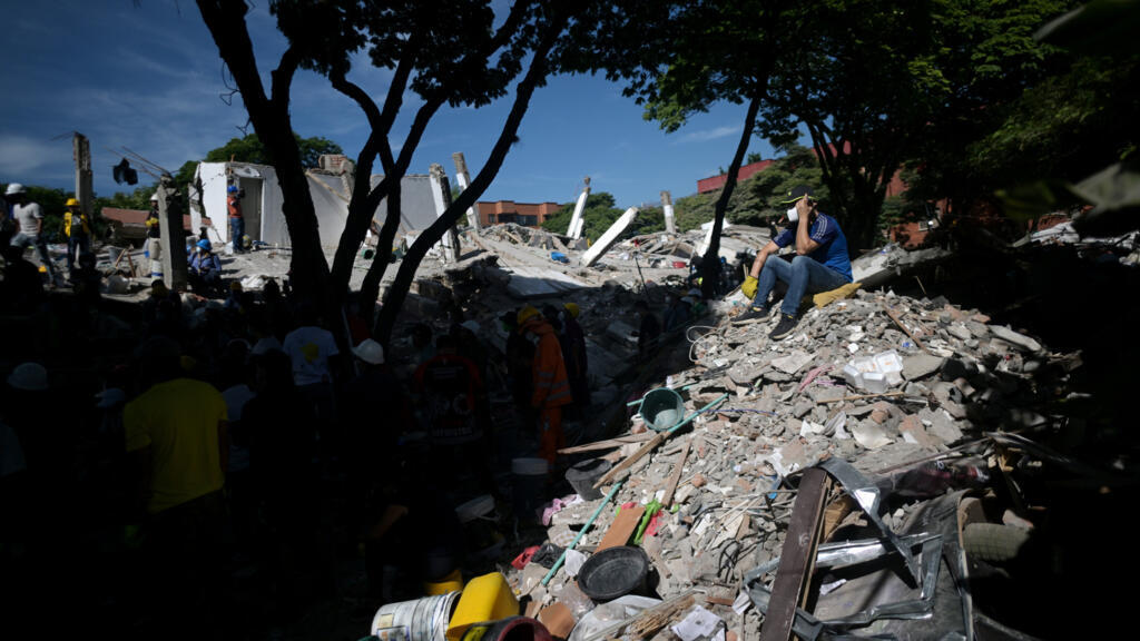 Colombia declares three days mourning for quake victims