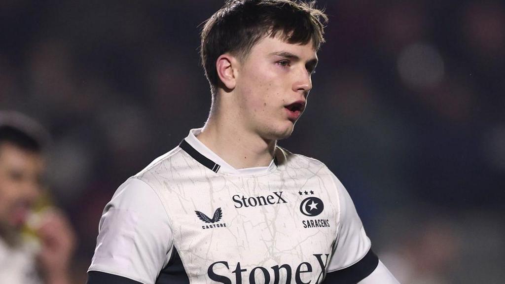 Centre Hall extends stay at Saracens