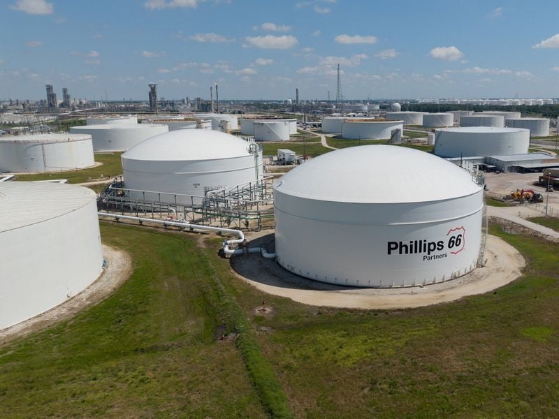 Analysis-Top US refiners see profits soar, step up investor rewards