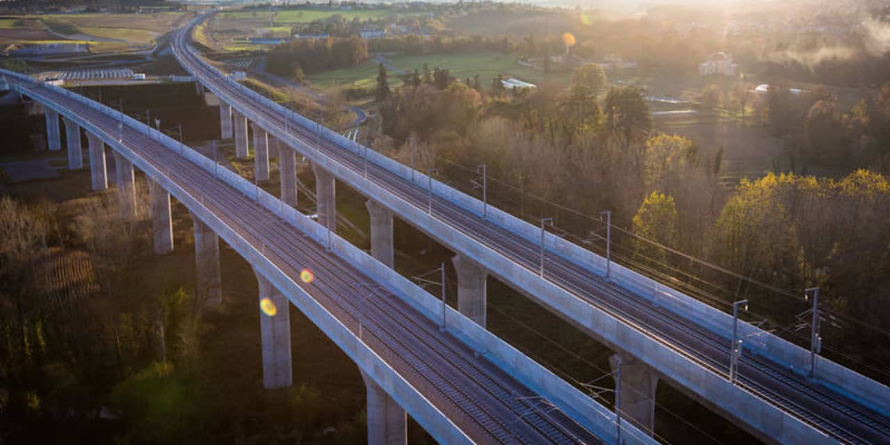 This fund manager tunes out AI hype to flag the infrastructure stocks to buy now. Think roads, water and telecom towers.
