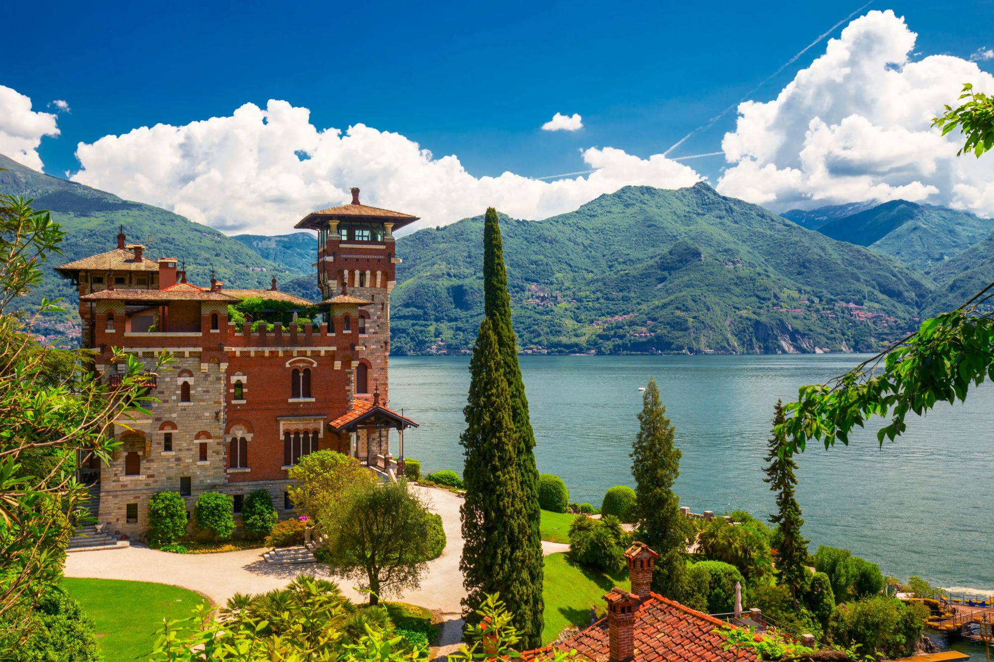 Luxury villa used in James Bond film where spy says iconic catchphrase has ‘elegant’ apartment go up for sale