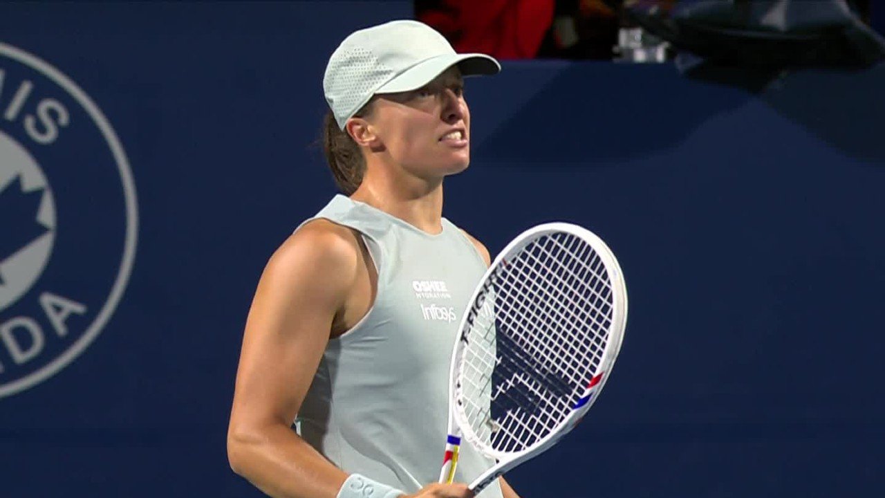 Swiatek rips forehand winner to break Svitolina in first set