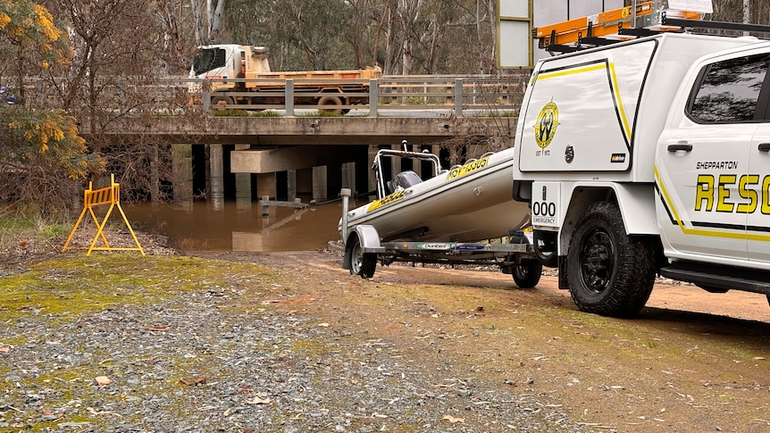 Man missing near floodwater in northern Victoria