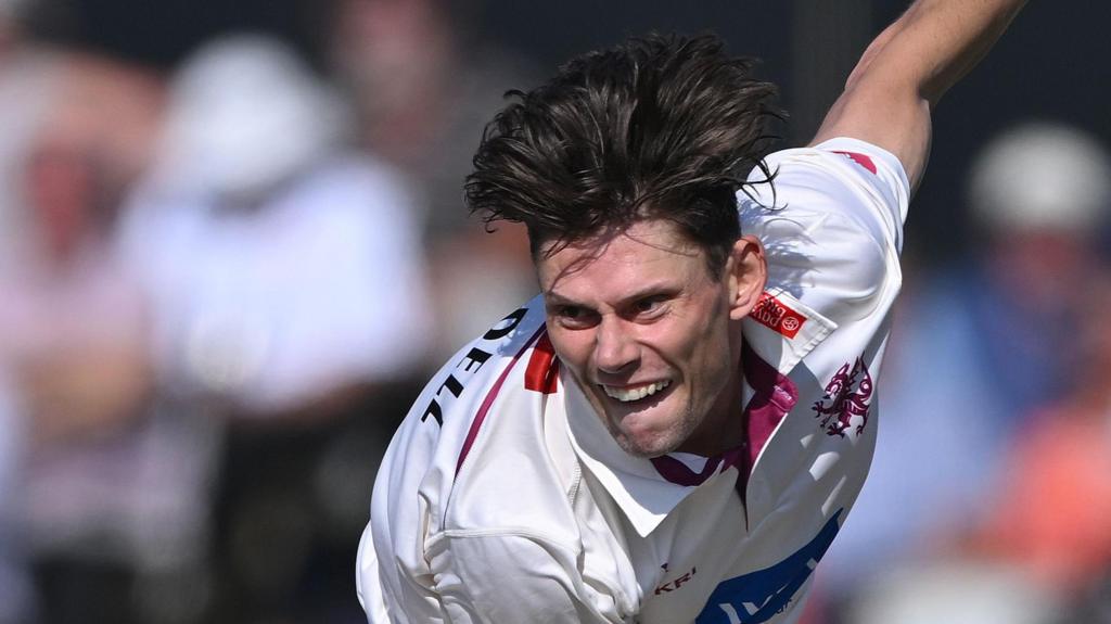 Seamer Randell joins Derbyshire for rest of season