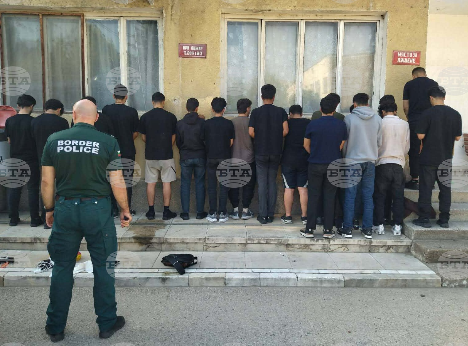 Bulgarian and Romanian Border Police Detain Truck Carrying 18 Irregular Migrants