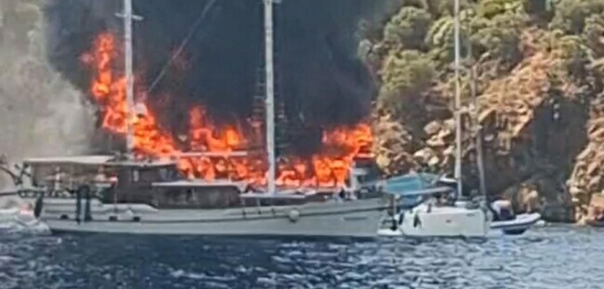 Touristenboot geht in Flammen auf – 115 Menschen retten sich ins Meer
