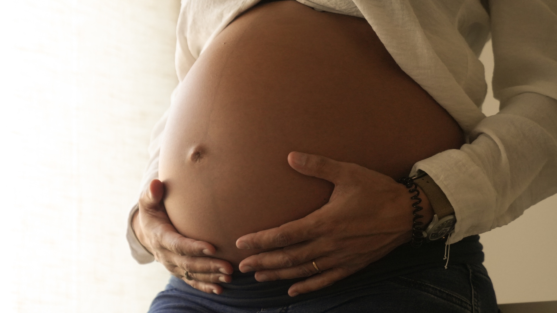 Surrogate fights for custody after fleeing to Texas to have baby that parents wanted aborted