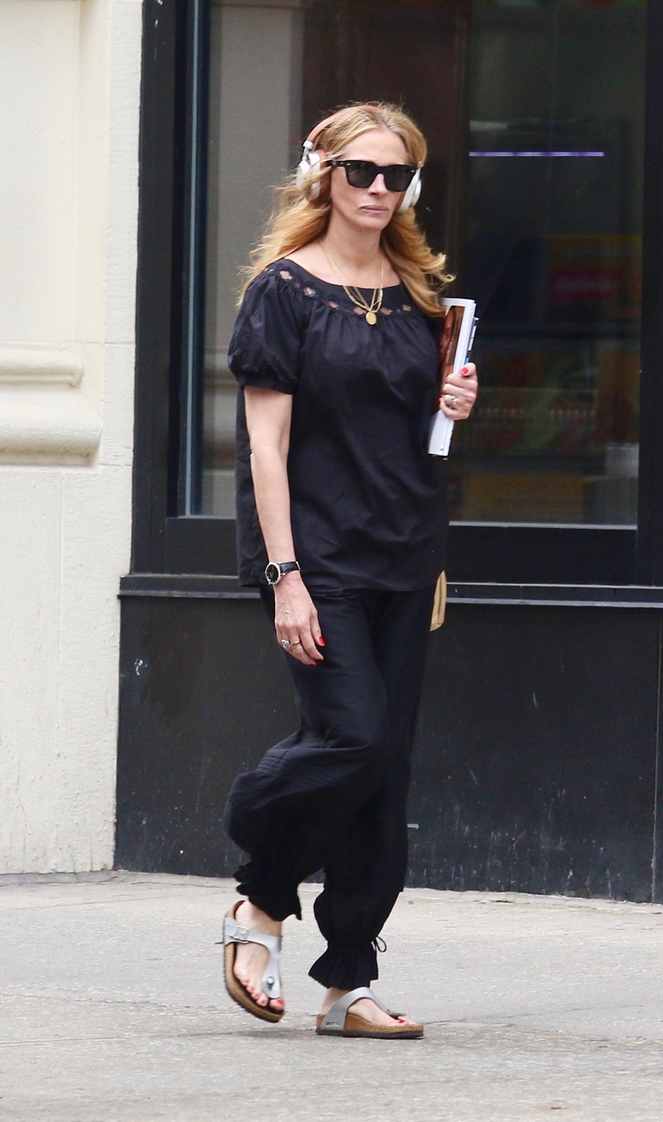 Julia Roberts Finishes Her Outfit With an Unexpected Accessory