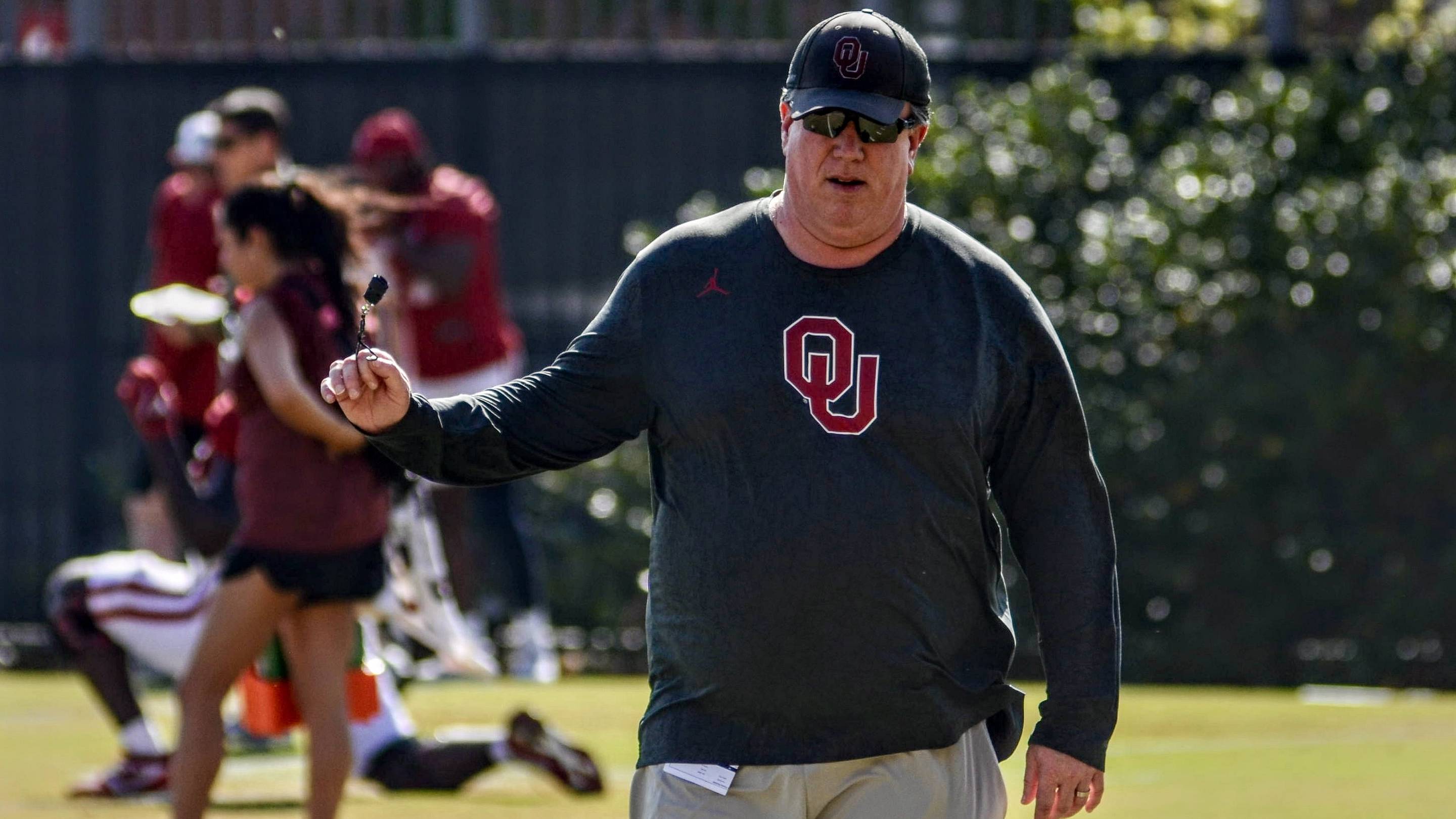 Oklahoma OL Coach Bill Bedenbaugh Goes Back to Old-School Coaching