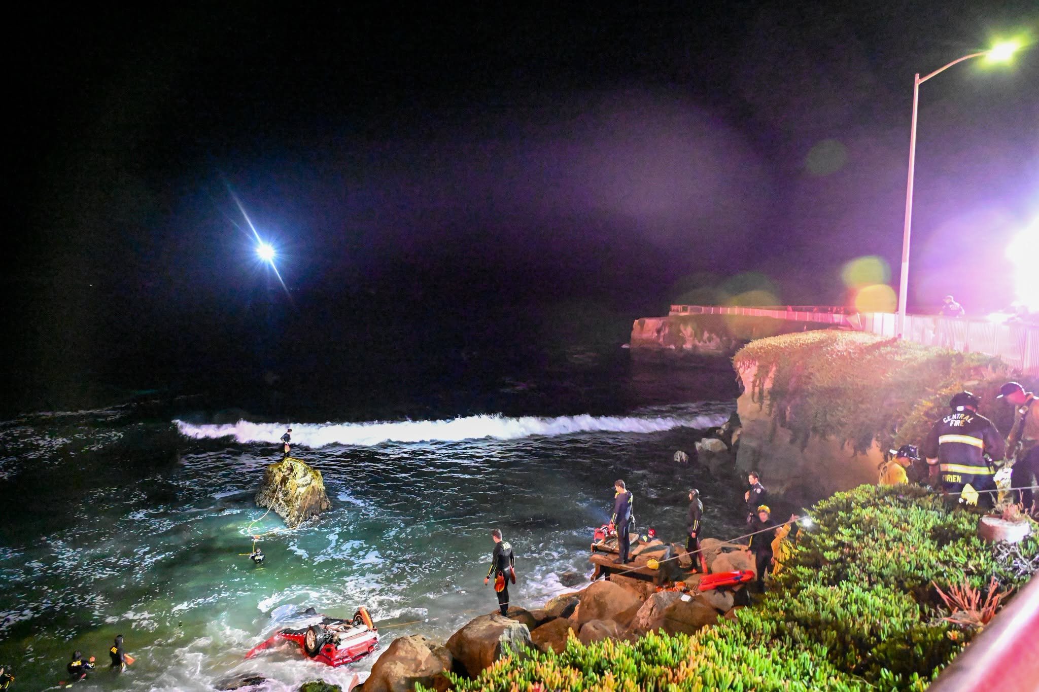 1 dead after car drives off cliff in Santa Cruz, lands in ocean