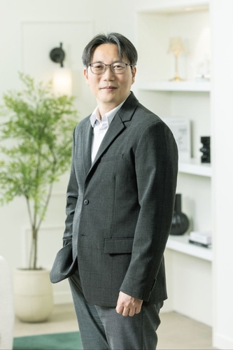 Samsung Electronics recruits 2 AI experts to strengthen semiconductor competitiveness
