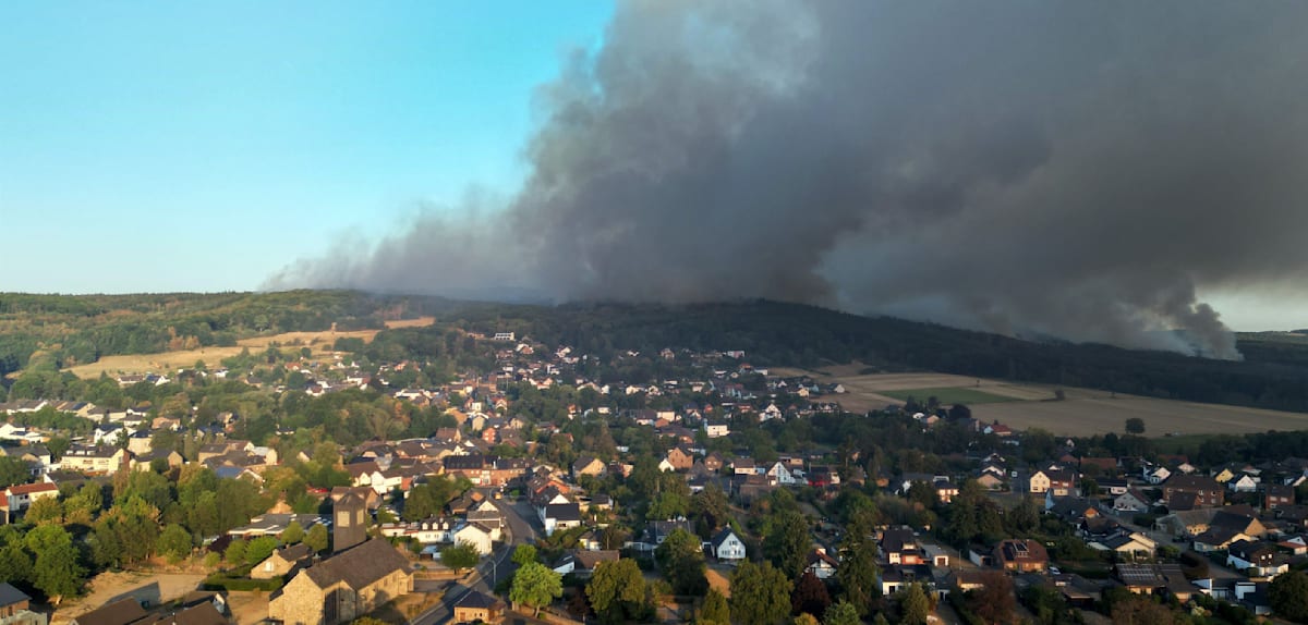 Waldbrand nur noch 200 Meter von Ort entfernt – 1800 Menschen evakuiert, Bundeswehr-Panzer rückt an