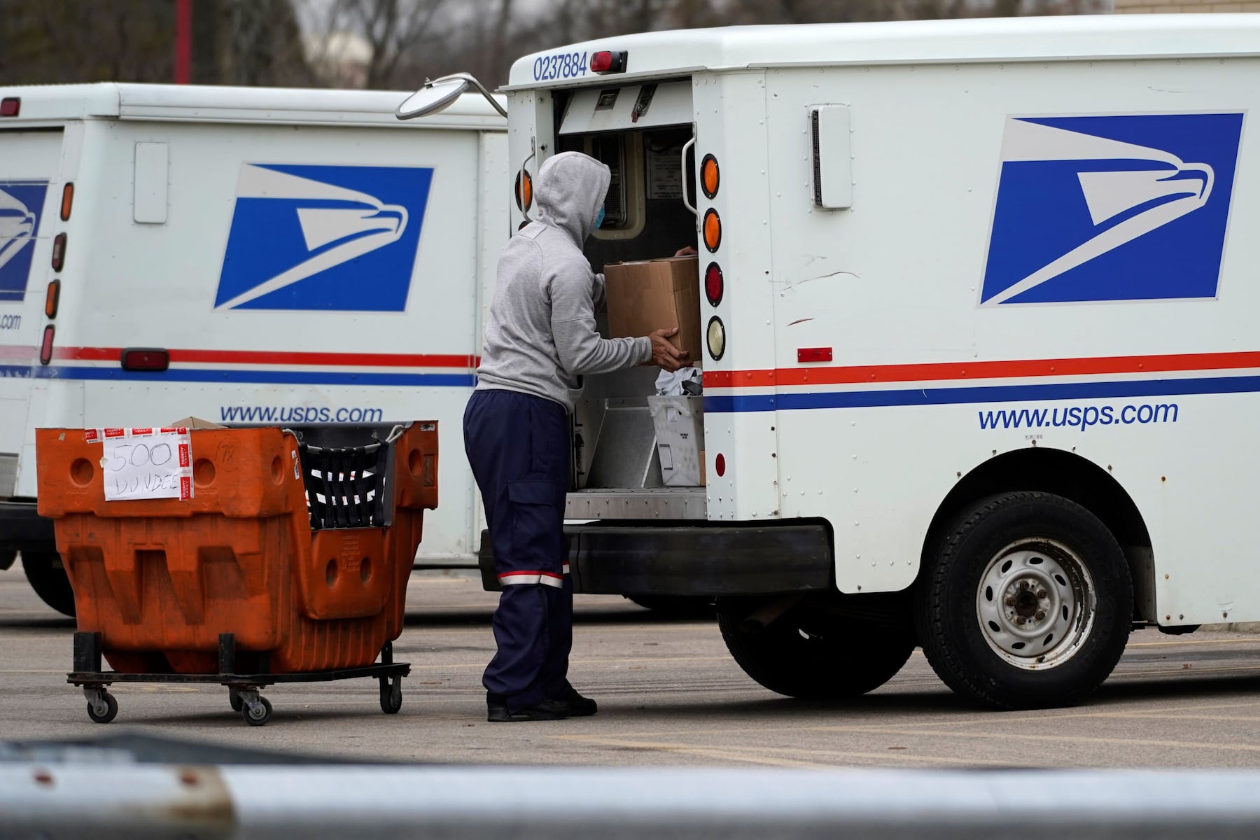 Thousands of post offices could close, official warns amid $2.5 billion loss