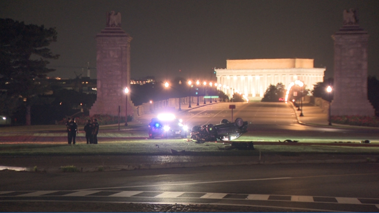 Driver flees after crashing car in Memorial Circle