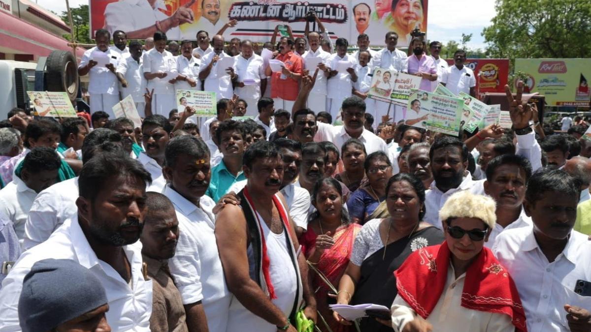 AIADMK cadres stage demonstration in Tirunelveli