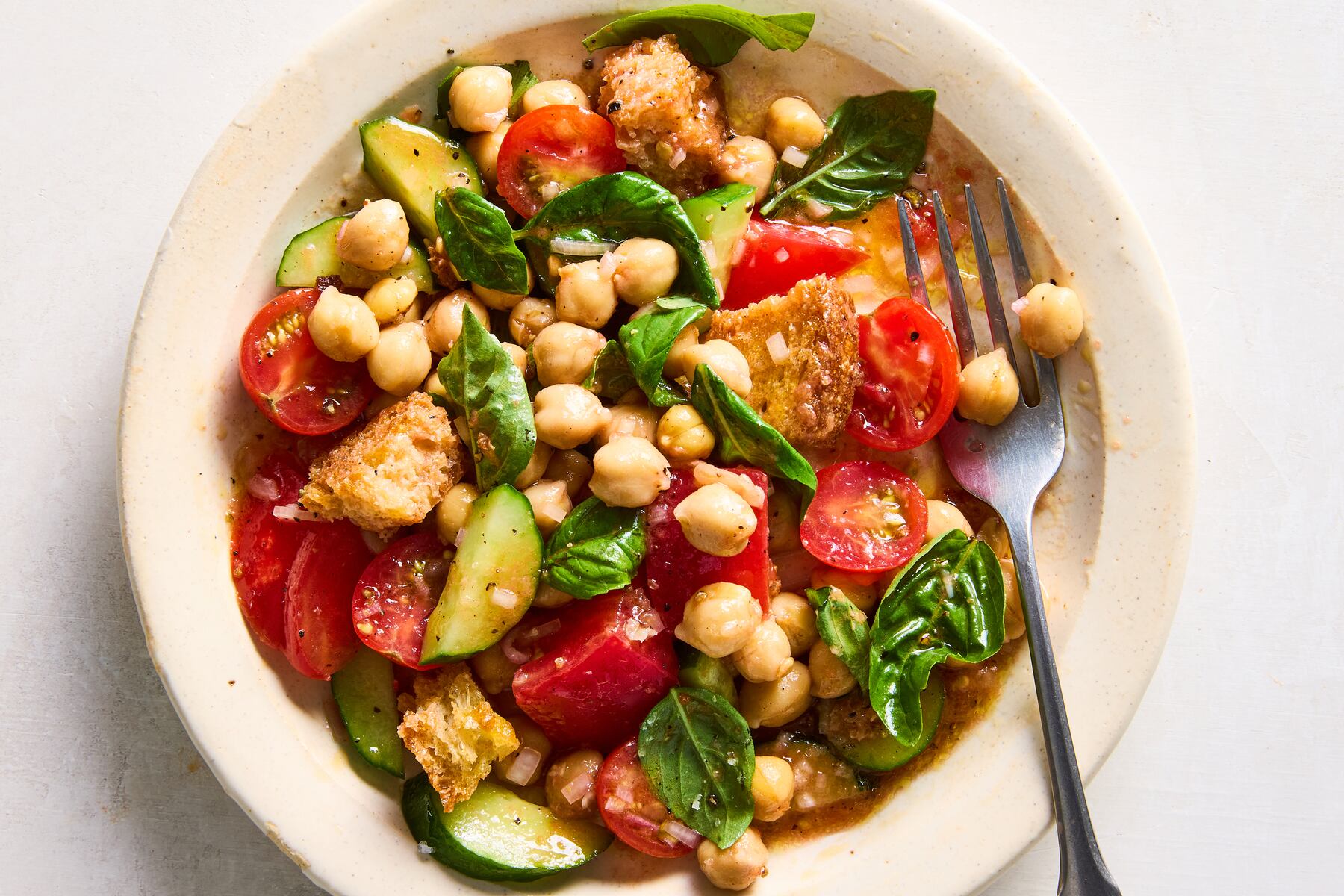 Chickpea salad with grated tomato dressing