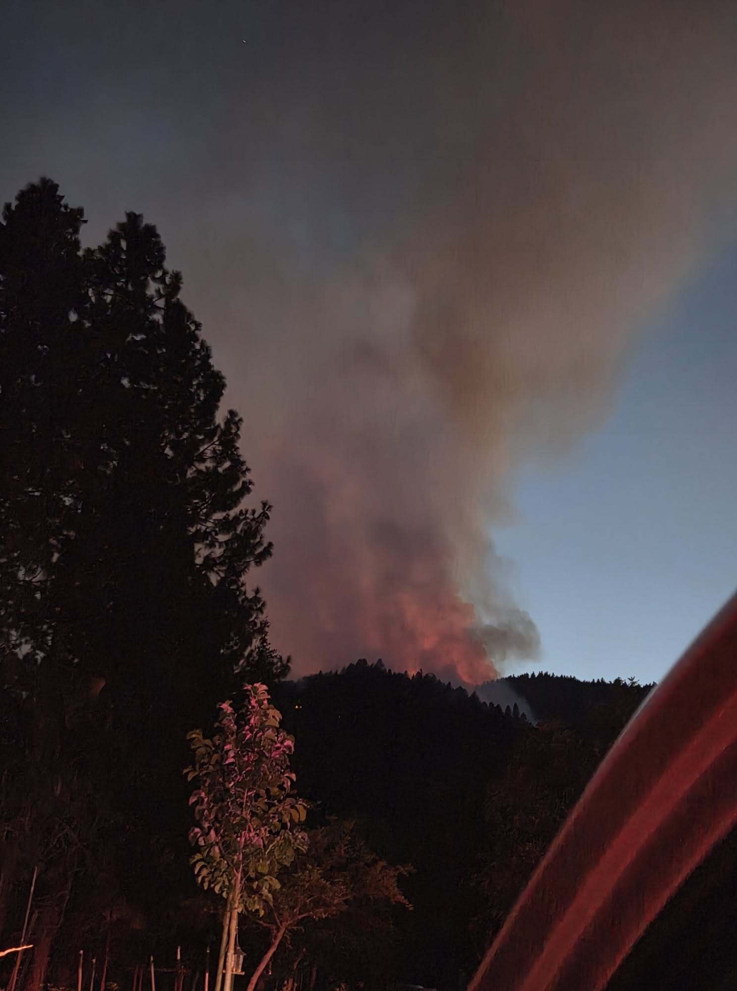 Fielder Mountain Fire grows rapidly overnight, prompting Southern Oregon evacuations