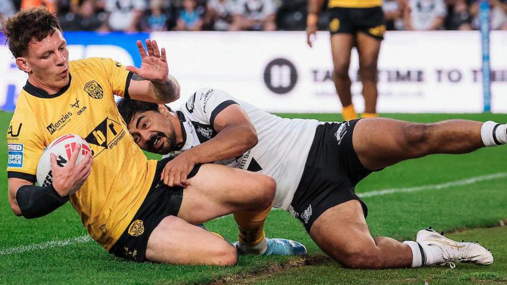Castleford shrug off coach problems to beat Hull