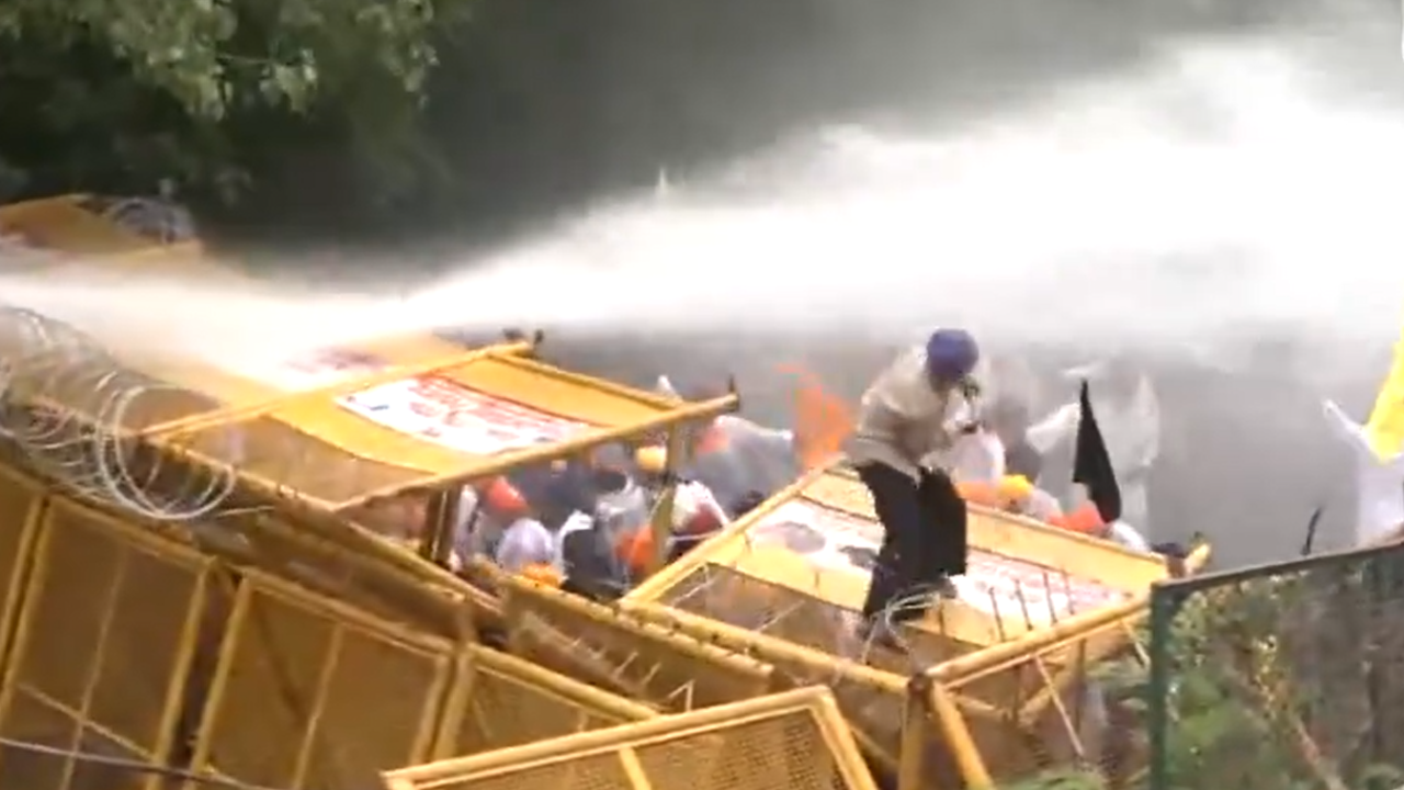 Chandigarh police use tear gas to stop Qaumi Insaaf morcha march towards guv's house