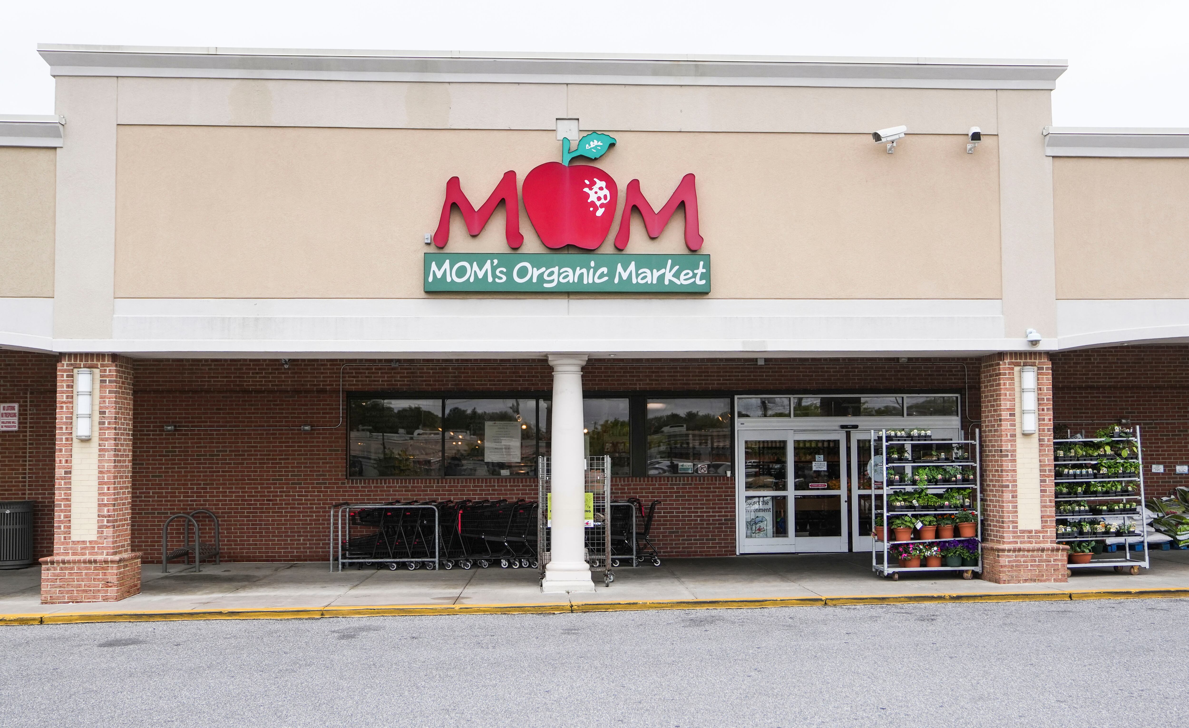 MOM’s Organic Market bans employees from wearing face masks while working