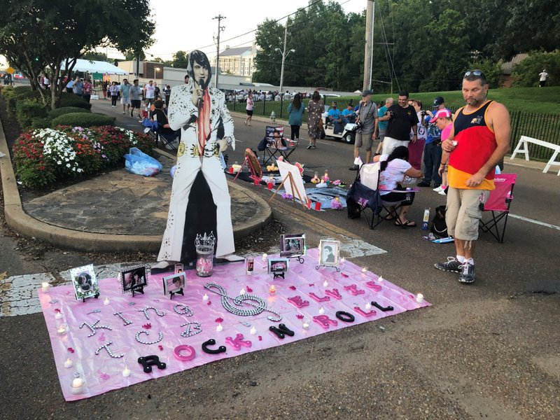 Elvis fans face extreme heat ahead of candlelight vigil