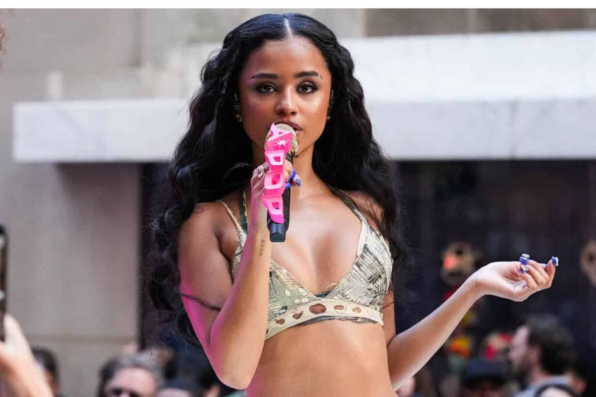 WATCH: Tyla calls African artists on stage to celebrate SAMA32 International Achievement Award