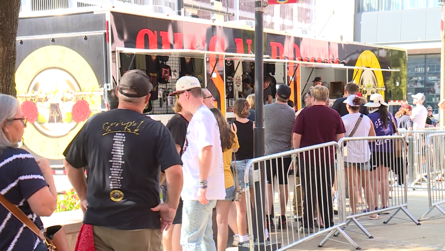Guns N’ Roses returns to St. Louis, bringing longtime fans to Busch Stadium