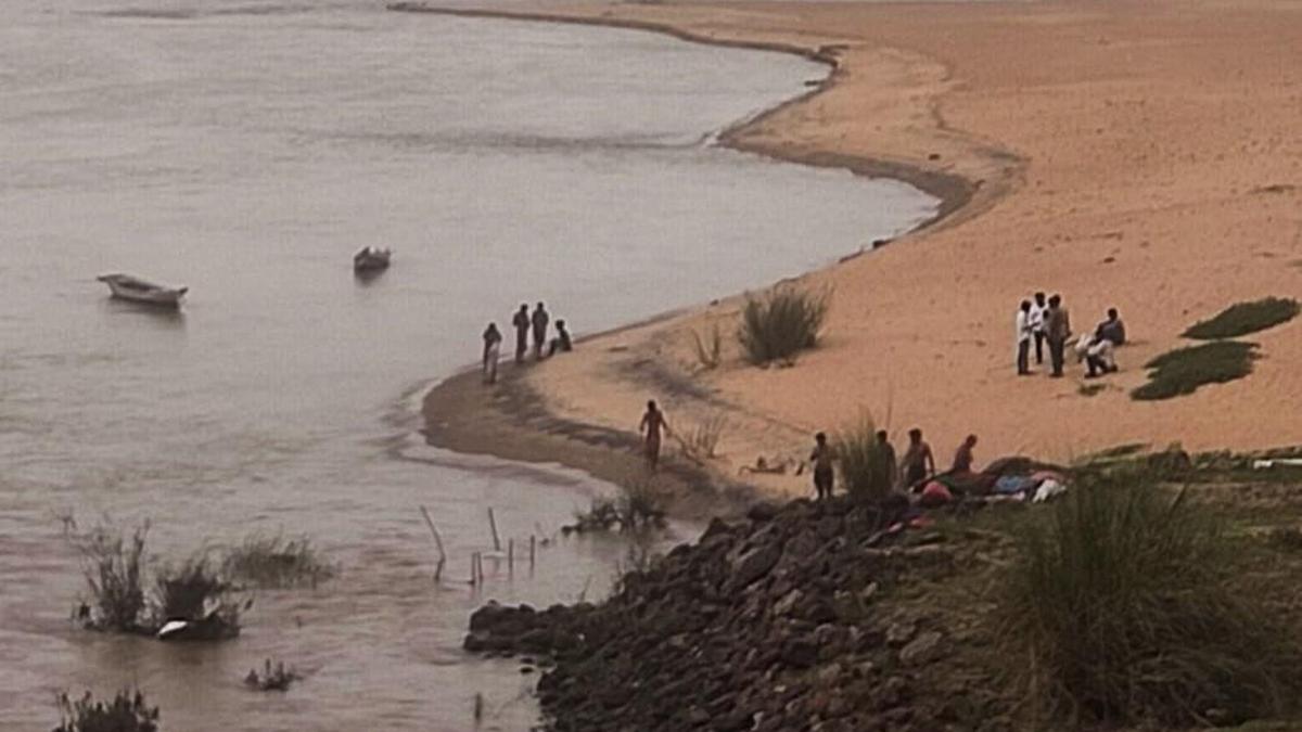 Engineer, wife, daughter missing in Godavari; note accuses Kakinada man of harassing daughter