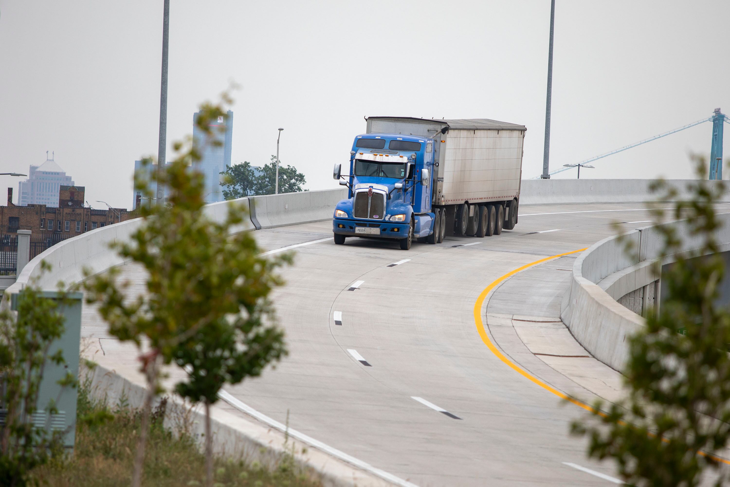 Trucking association calls for overhaul of commercial truck driving school inspections in Ontario