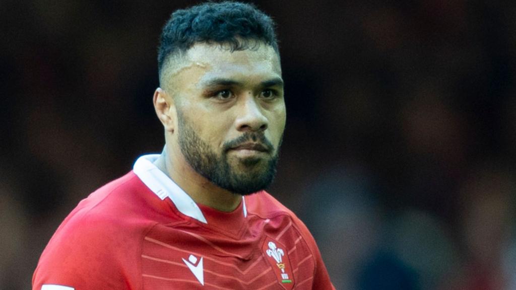 Ex-Wales and Cardiff centre Halaholo retires