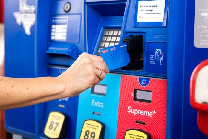 Gas prices: National average sits at $4.06 per gallon