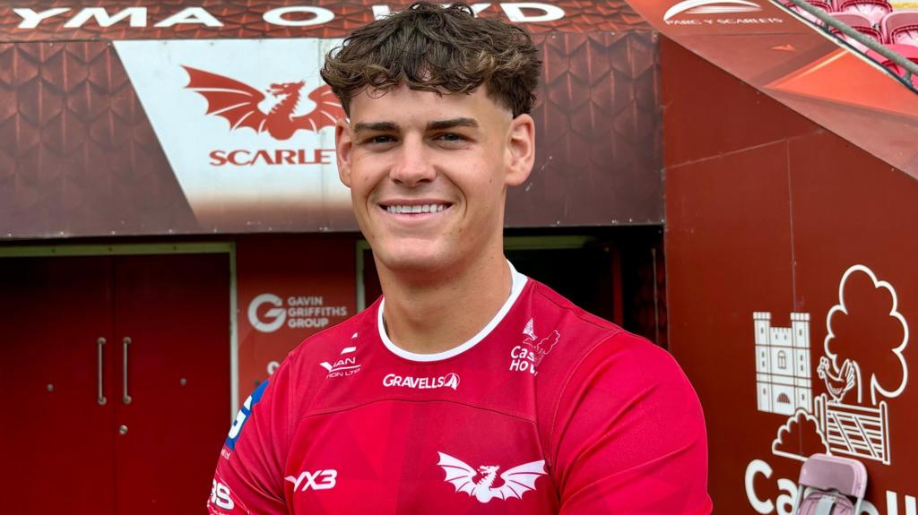 Wales centre James signs new Scarlets contract