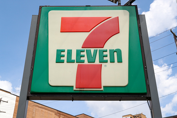 Mom arrested after letting 11-year-old drive her to 7-Eleven: HCSO