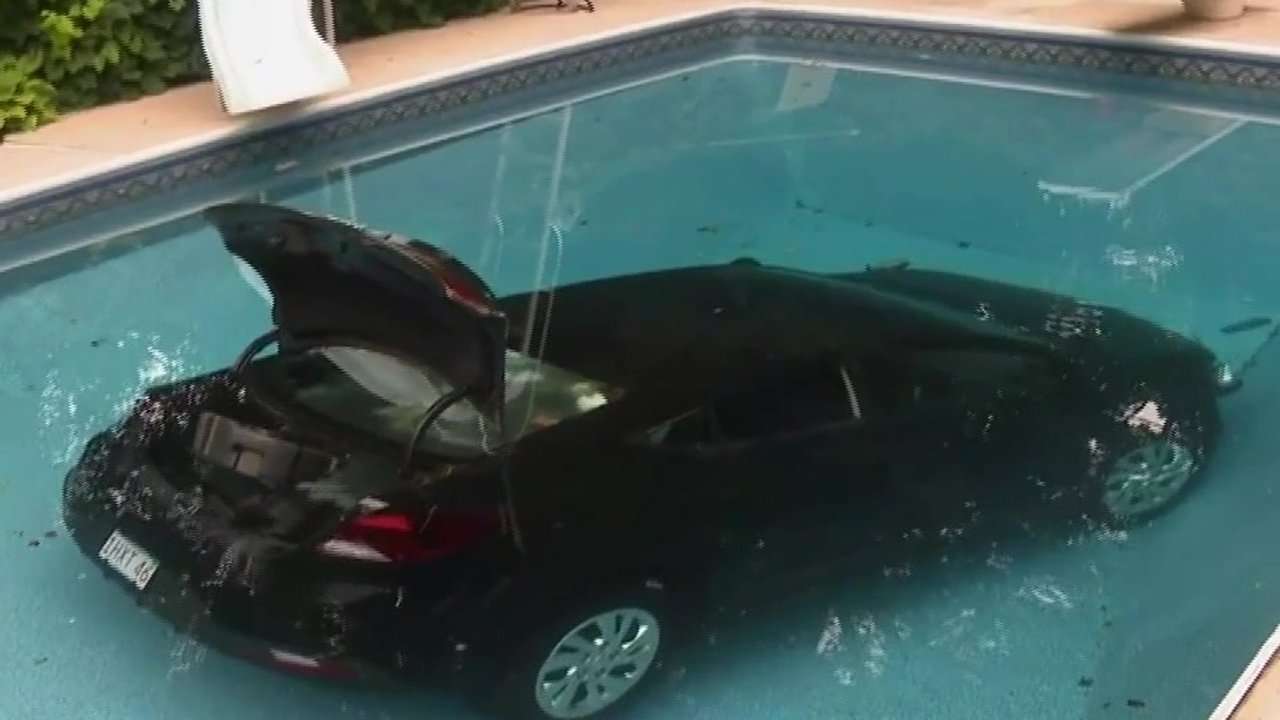 Car crashes into Northboro pool