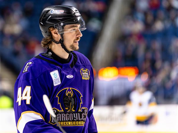 Forward Greg Smith signs with the Walleye