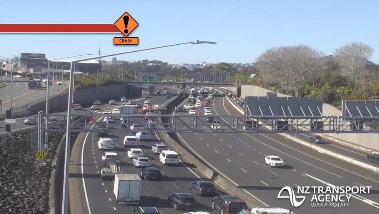 Crash on Auckland motorway causes heavy delays