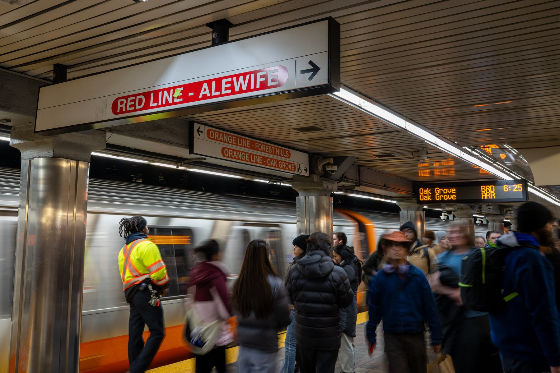 Track issue forces temporary closure of MBTA line through Downtown Boston