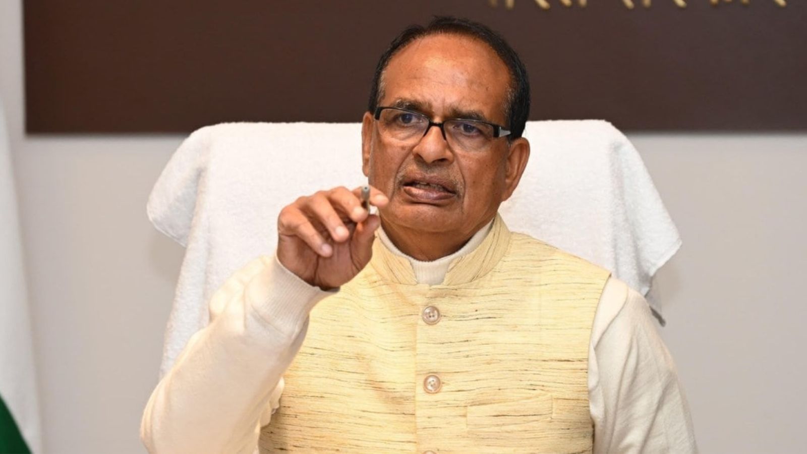 Shivraj Singh Chouhan administers ‘Sapt Dhara’ pledge to his ministry