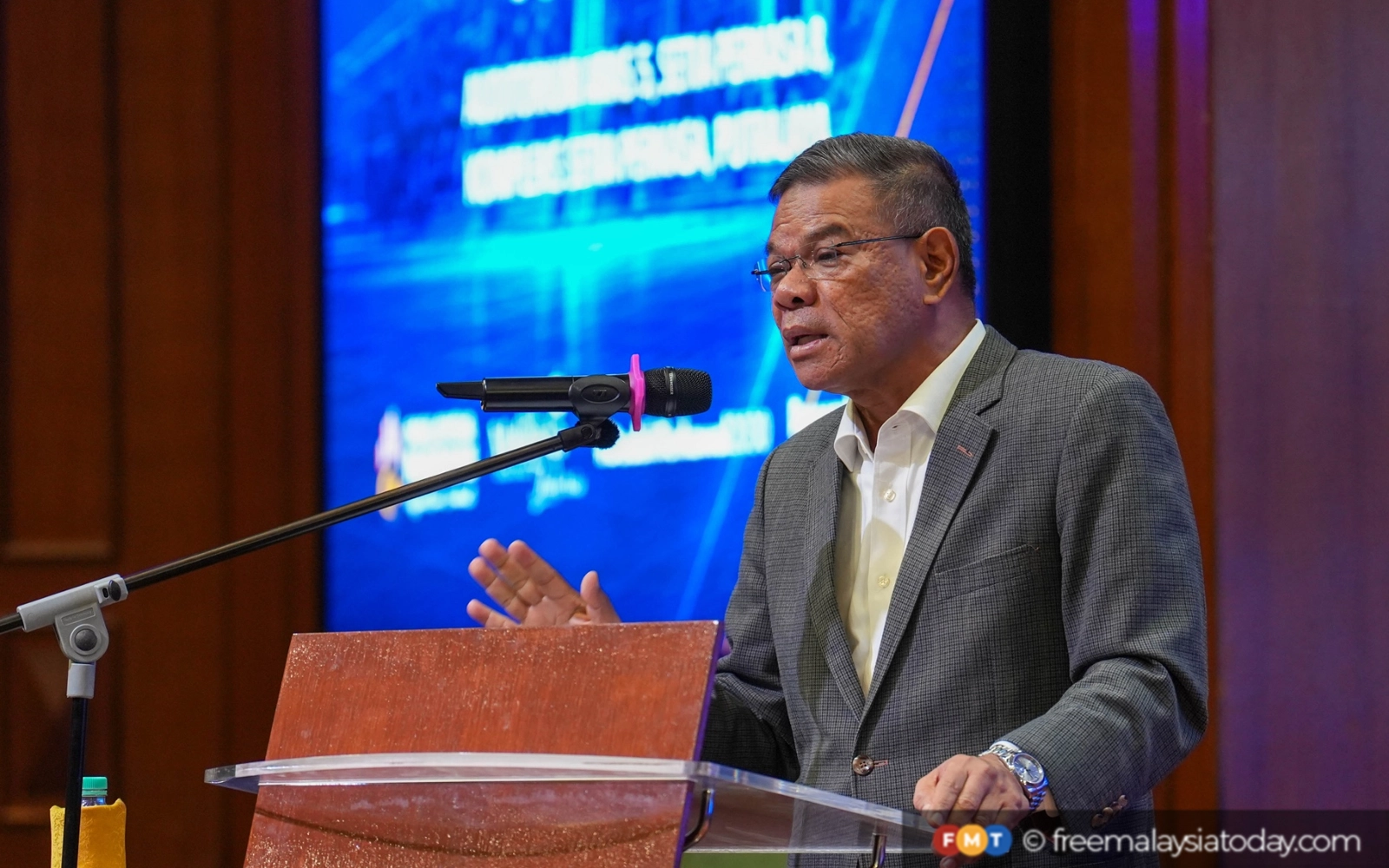 Home minister denies granting citizenship en masse to foreigners