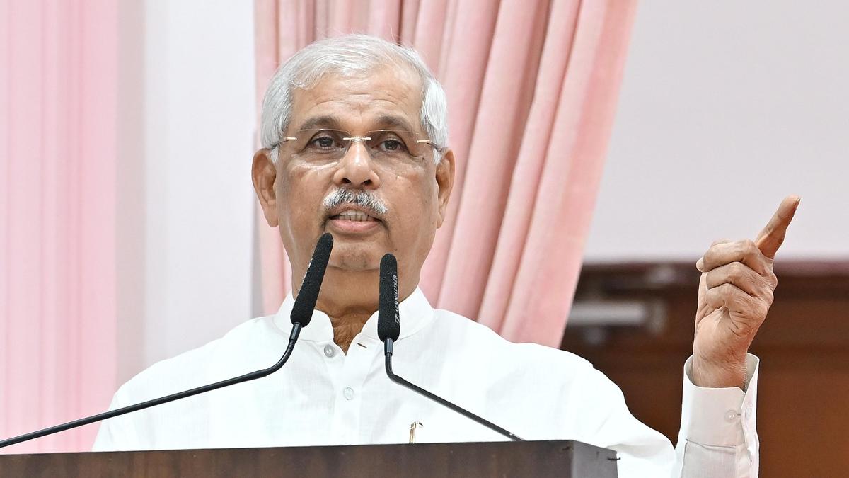 Keralam Governor rushes to help passerby who collapses near Lok Bhavan