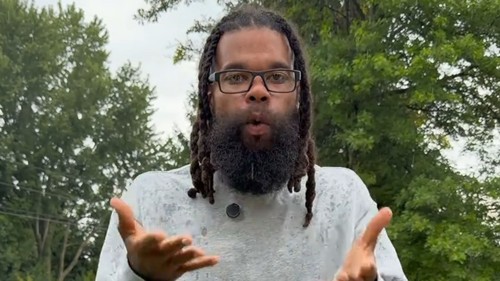 Influencer who Walmart banned for life after ‘giving free money to shoppers’ issues groveling apology & begs for help