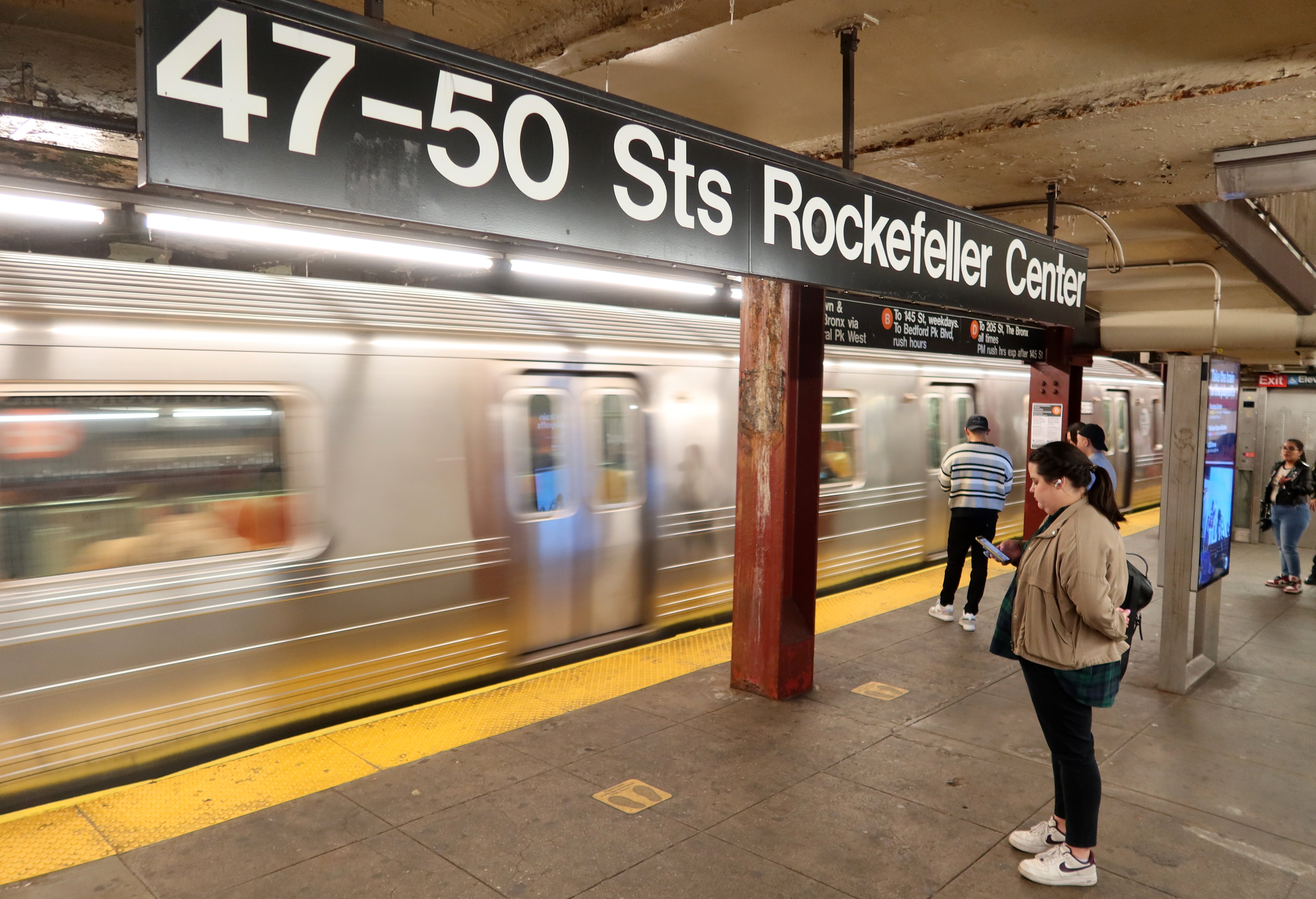 72-year-old pushed onto subway tracks at Rockefeller Center