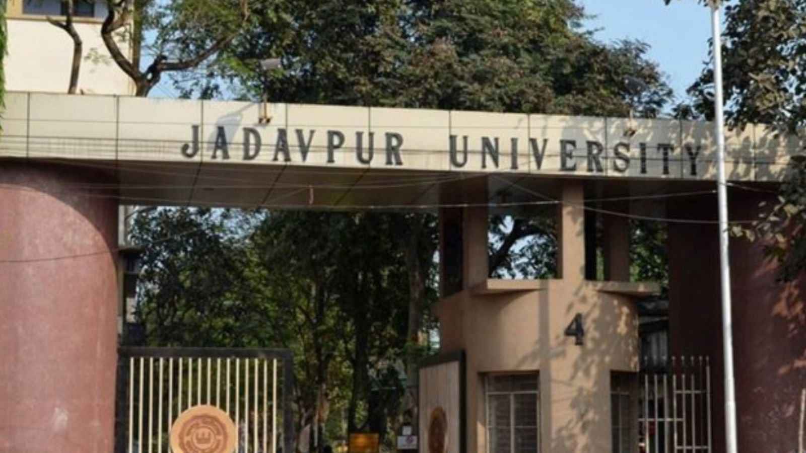 ABVP-Left students’ group clash at Kolkata’s Jadavpur University meeting