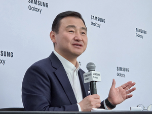 Samsung to push smartphone volumes despite profit squeeze: mobile chief