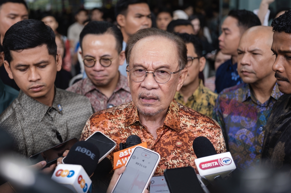 Anwar: Govt fast‑tracking drafting of new e‑commerce Bill