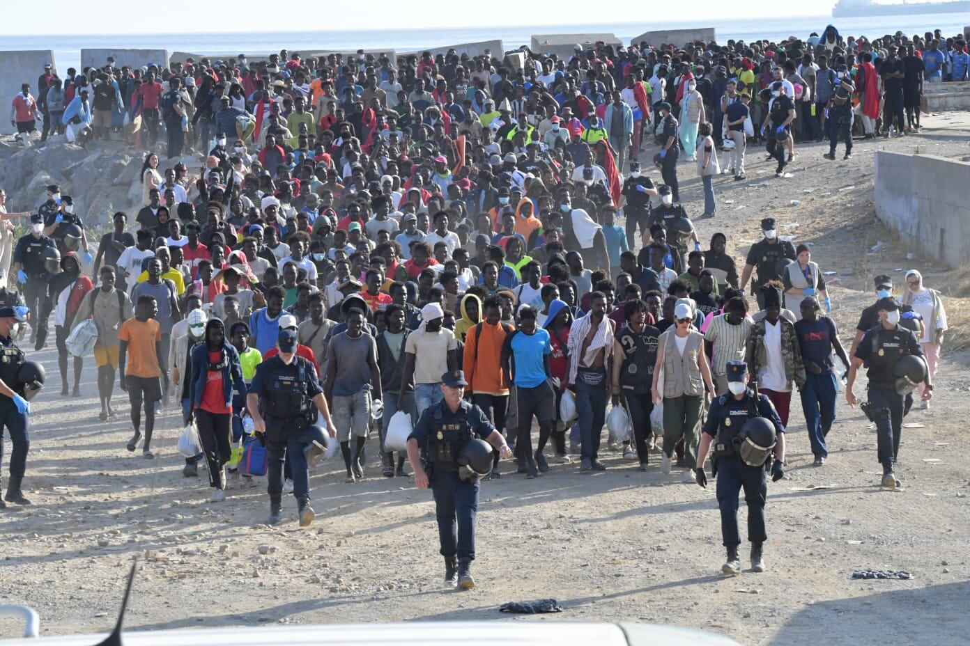 Última hora de la entrada de inmigrantes a Ceuta, en directo | Empieza el desalojo de migrantes de la playa de El Trampolín y su traslado a dos espacios habilitados