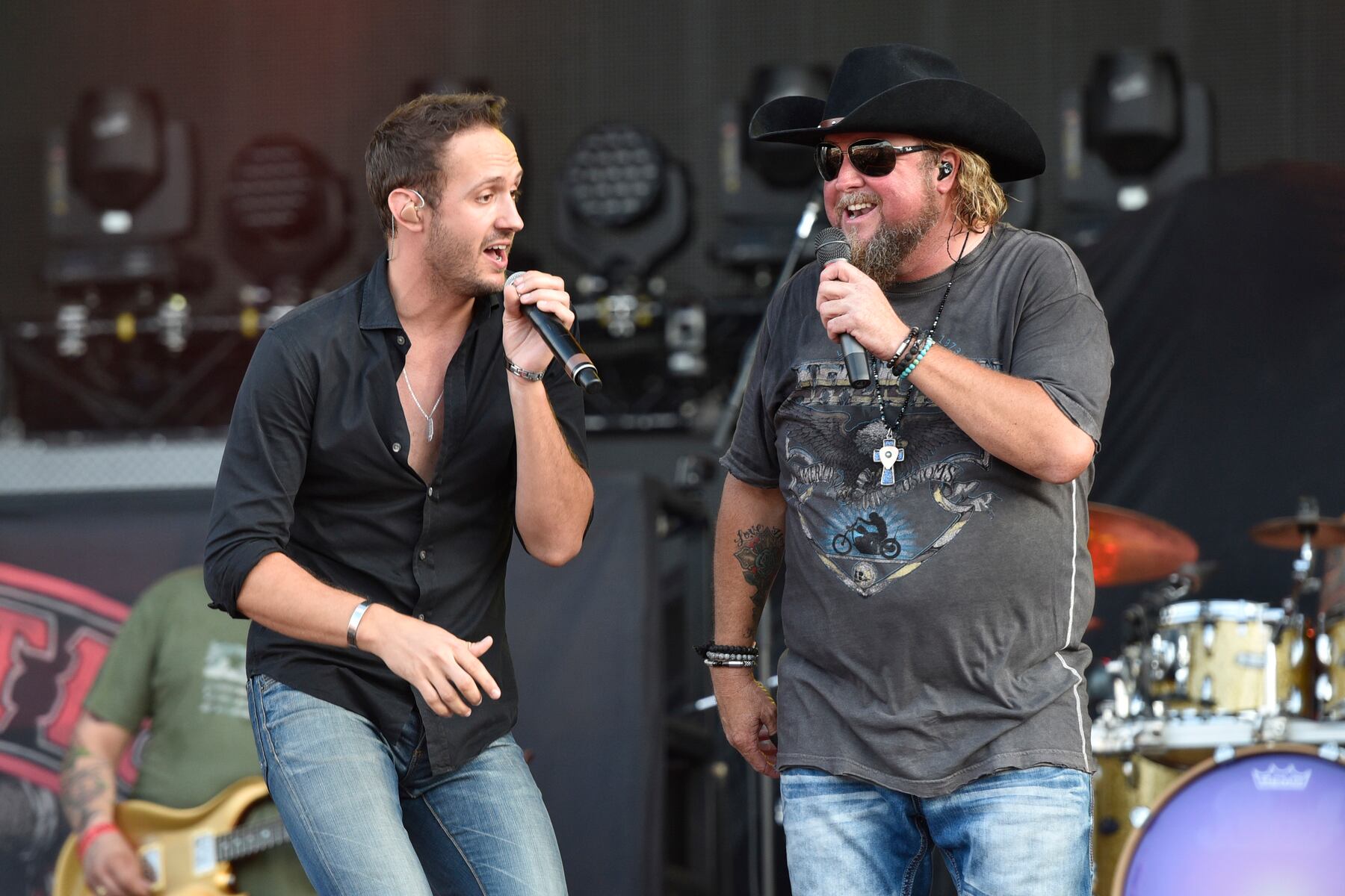 Country music star cancels multiple shows, undergoes surgery after scary bus crash