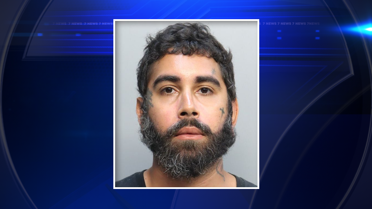 Man arrested after allegedly making antisemitic remarks, punching and threatening victim in Surfside