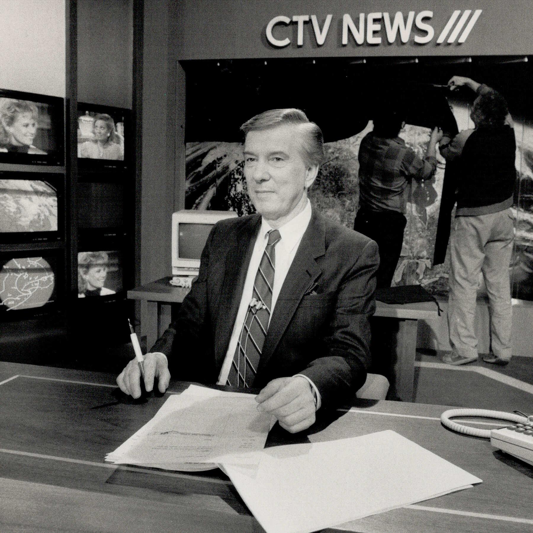 Lloyd Robertson, Unflappable Canadian Broadcaster, Dies at 92