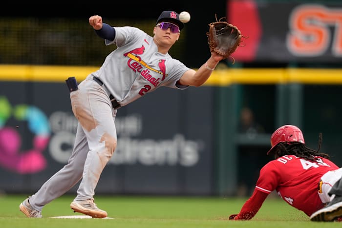 Dane Myers' dropped fly with 2 outs in 9th gives Cardinals a wild 10-9 win over Reds
